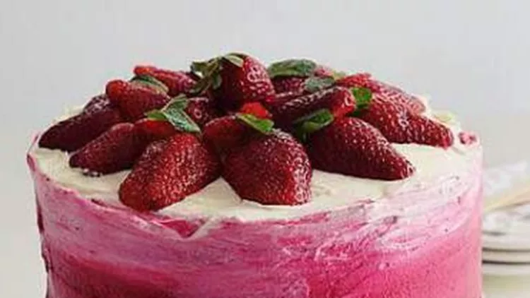 Ροζ όμπρε τούρτα με φράουλες 